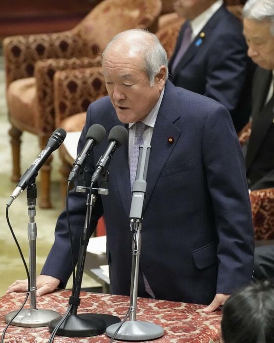 衆院予算委で答弁する鈴木財務相＝15日午前