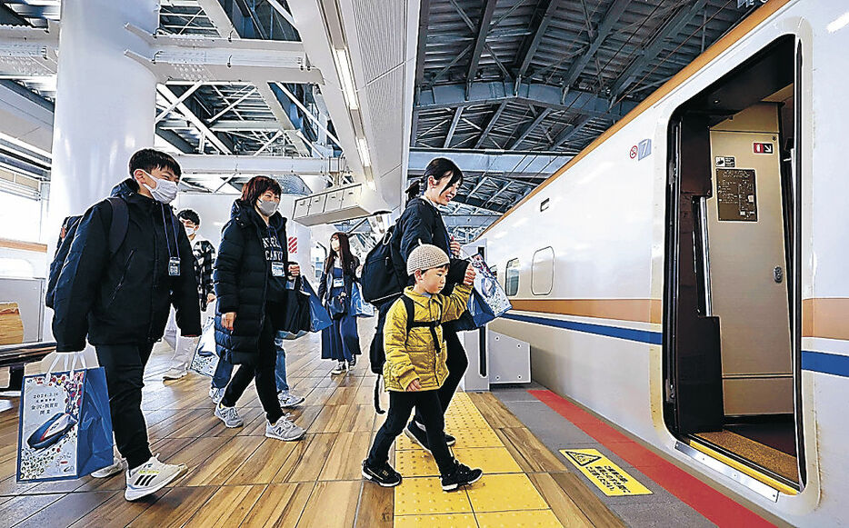新幹線に乗り込む試乗会の参加者＝３日正午、ＪＲ敦賀駅