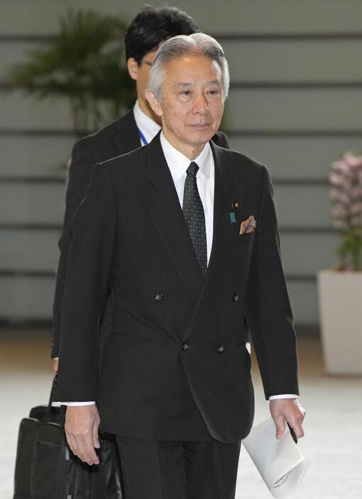 首相官邸に入る盛山文科相＝20日午前