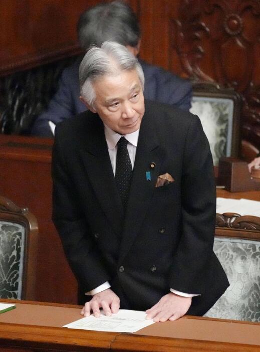 衆院本会議で自身の不信任決議案が否決され、一礼する盛山文科相＝20日午後