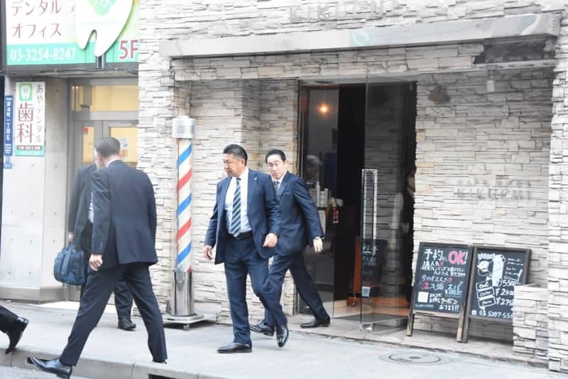 行きつけの理容室で散髪を終えて店を出る岸田首相＝昨年１２月、東京都千代田区