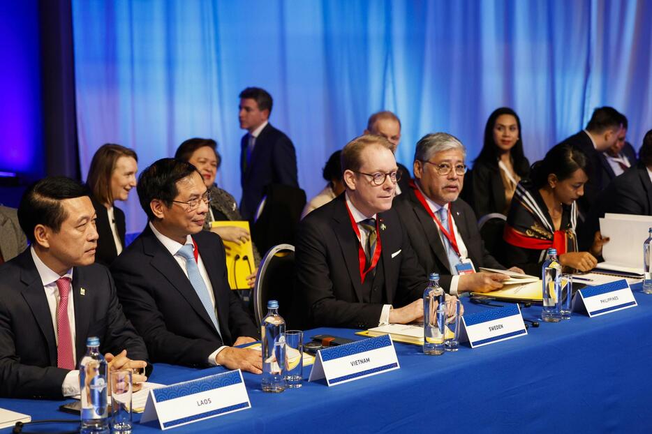 2日、ブリュッセルで開かれた「インド太平洋閣僚会合」に出席した欧州や東南アジア諸国の外相ら（AP＝共同）
