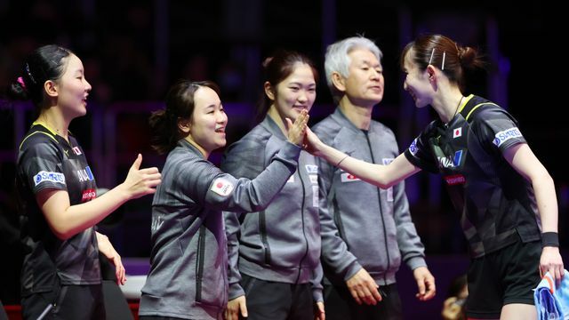 中国との決勝戦でハイタッチする伊藤美誠選手(左)と早田ひな選手(右) 写真：YUTAKA/アフロスポーツ