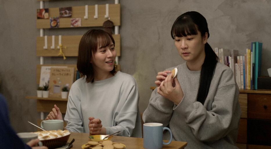 左から 野本ユキ（比嘉愛未）と春日十々子（西野恵未）『作りたい女と食べたい女』第24回　写真◎NHK