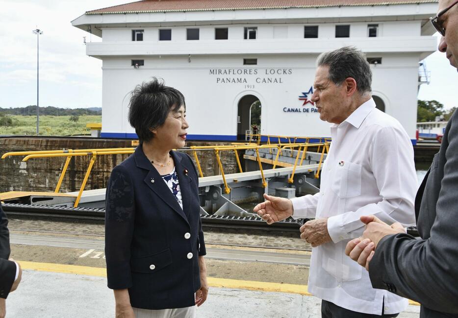 パナマ運河を視察する上川外相（左）＝23日、パナマ市（共同）