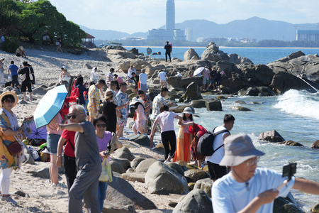 海南省蜈支洲島の海を楽しむ観光客（2023年12月10日撮影、資料写真）。