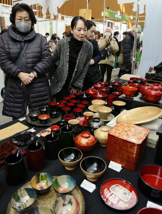 「いしかわ伝統工芸フェア2024」が始まり、会場に並んだ輪島塗の作品。能登半島地震で大きな被害を受けた漆器店や珠洲焼の職人らも出展した＝16日午前、東京・有楽町駅前の東京国際フォーラム