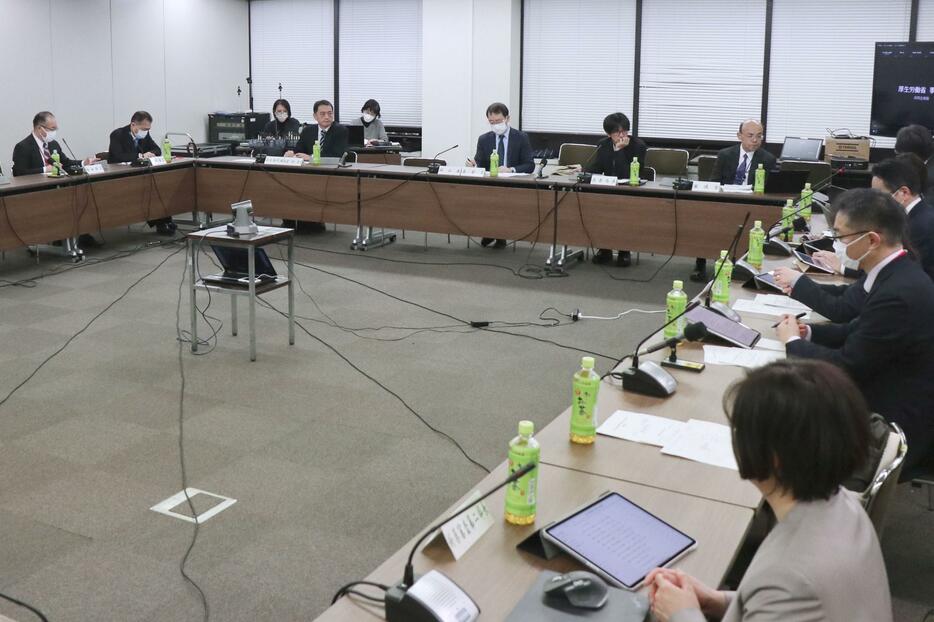 指定難病「遠位型ミオパチー」の治療薬について審議した厚労省の専門部会＝29日午後