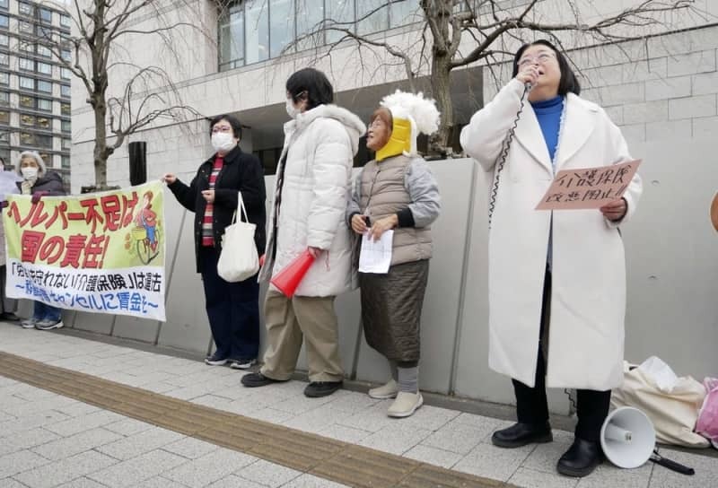 国会前で訪問介護の基本報酬引き下げに抗議するヘルパーら＝２月２日、東京都千代田区