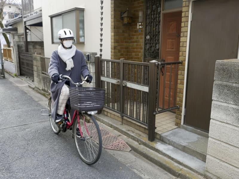 自転車に乗って利用者宅を訪問するヘルパー＝１月、東京都三鷹市（画像の一部を加工しています）