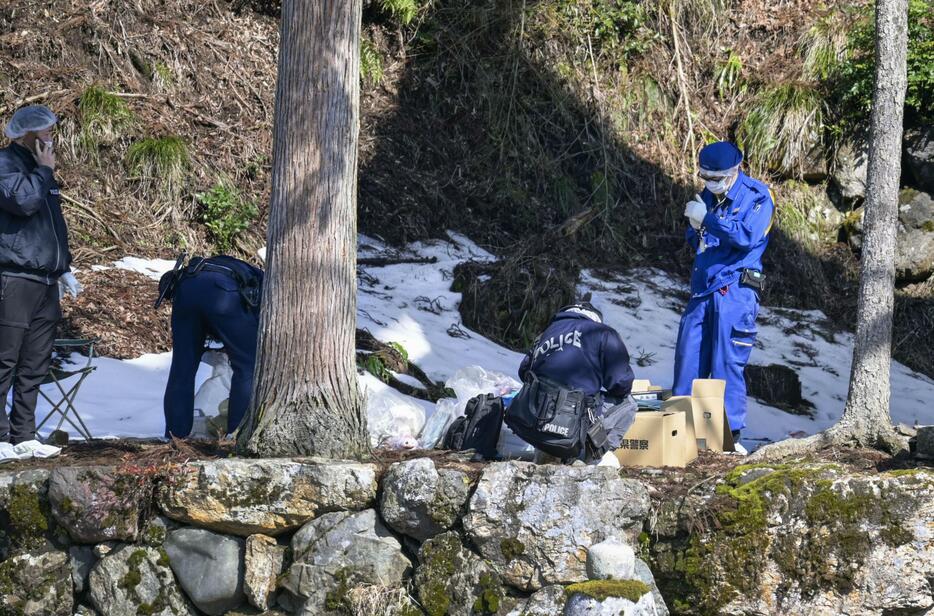 人が倒れているのが発見された現場周辺を調べる捜査員＝13日午後1時2分、滋賀県長浜市