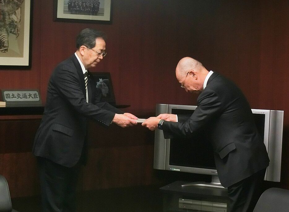 再発防止策を受け取った斉藤国交相（左）とダイハツの奥平社長