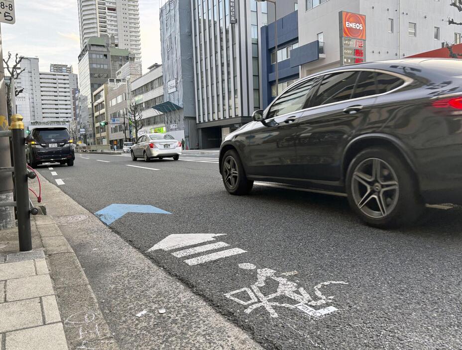 道交法で定める「自転車は車道左側通行」を示す路面標示＝24日、大阪市