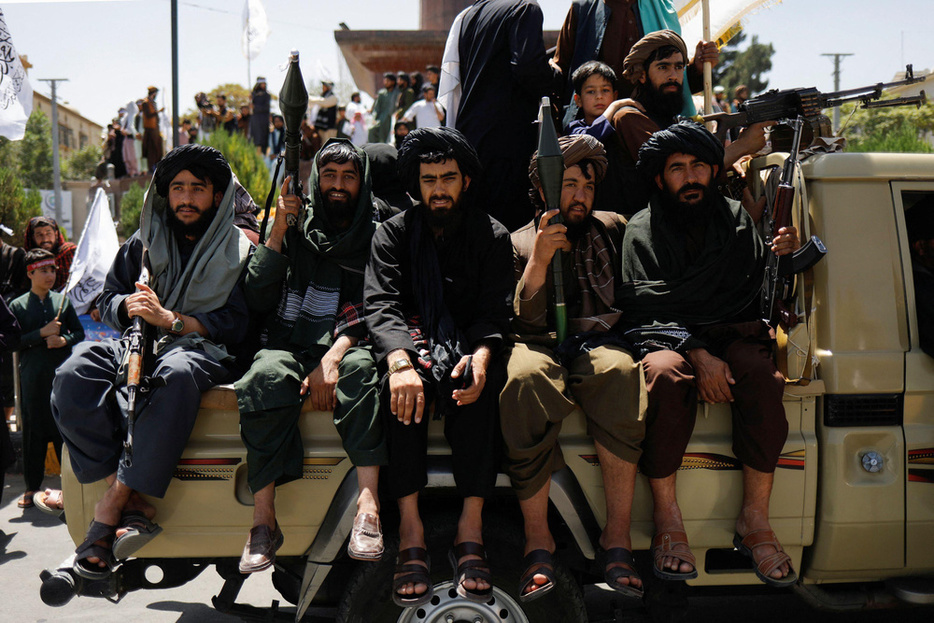 アフガニスタンの首都カブールで、通りに出るイスラム主義組織タリバンのメンバーら＝2023年8月（ロイター＝共同）