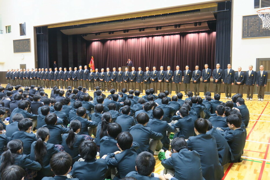 生徒らの前で選抜大会への決意を語る西谷浩一監督（中央奥）＝大東市で、玉木達也撮影