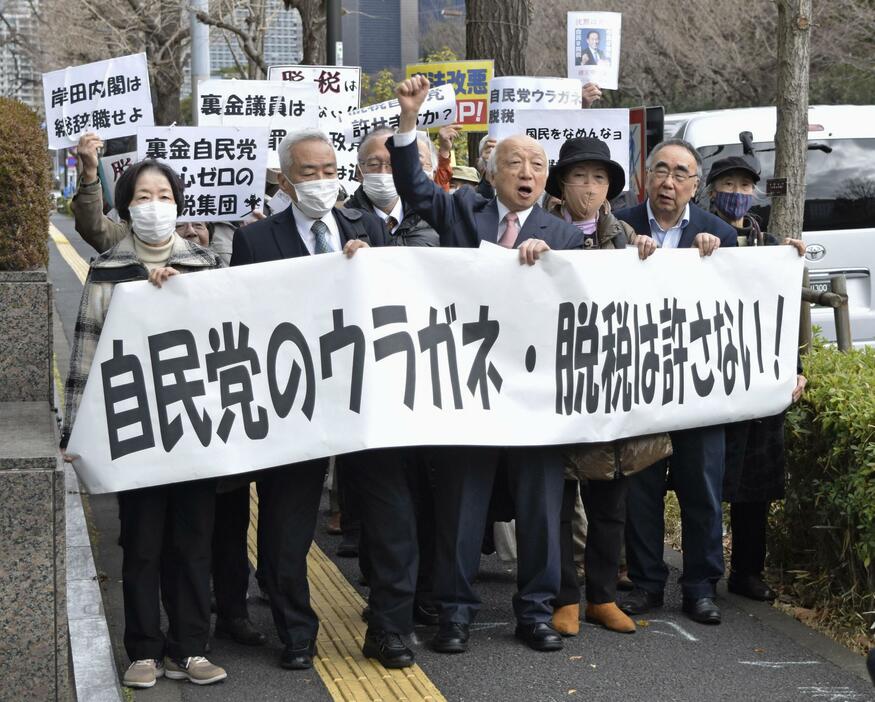 告発状提出のため東京地検に向かう市民団体「自民党ウラガネ・脱税を許さない会」のメンバーら＝1日午前、東京都千代田区