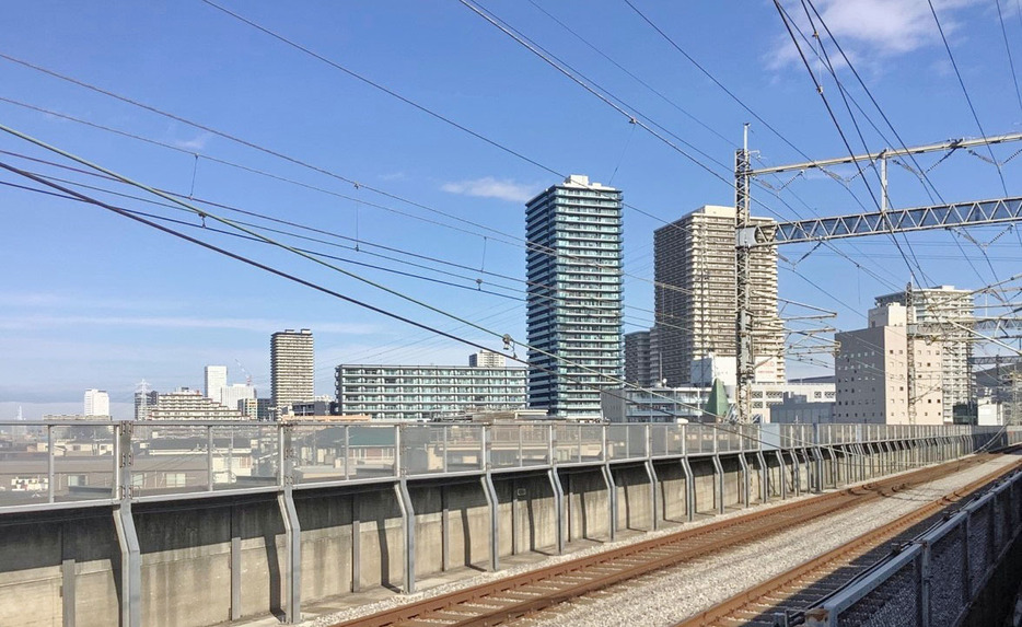 垂れ下がった新幹線の架線＝1月23日、さいたま市（JR東日本提供）