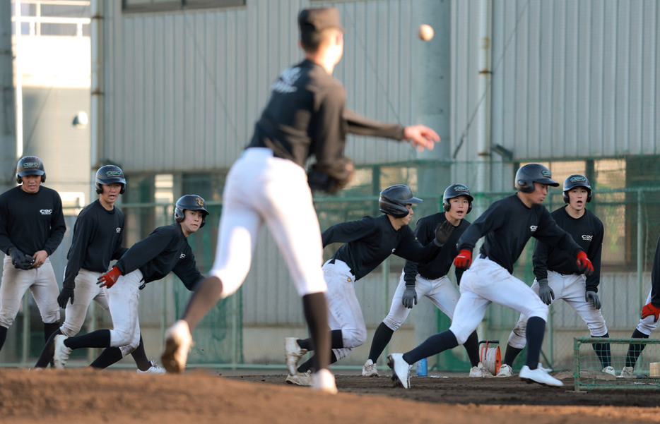 走塁練習をする山梨学院の選手たち＝甲府市の同校砂田球場で２０２４年１月２７日、渡部直樹撮影