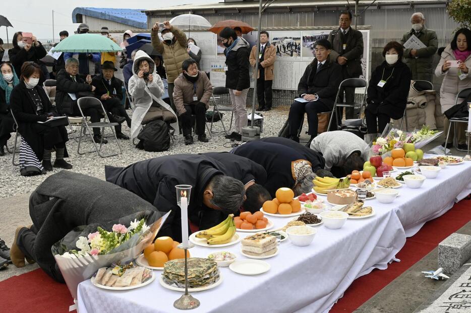 長生炭鉱水没事故の追悼式に参加した遺族ら＝3日午前、山口県宇部市