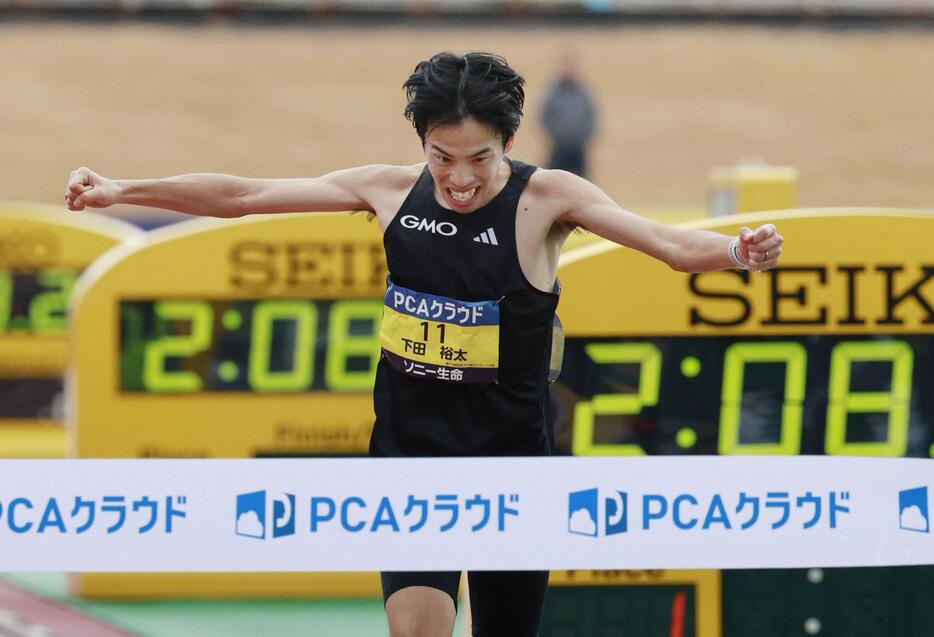 日本勢トップの2位でゴールする下田裕太＝ジェイリーススタジアム