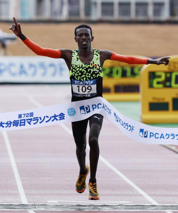 2時間7分58秒で優勝したワークナー・デレセ＝ジェイリーススタジアム