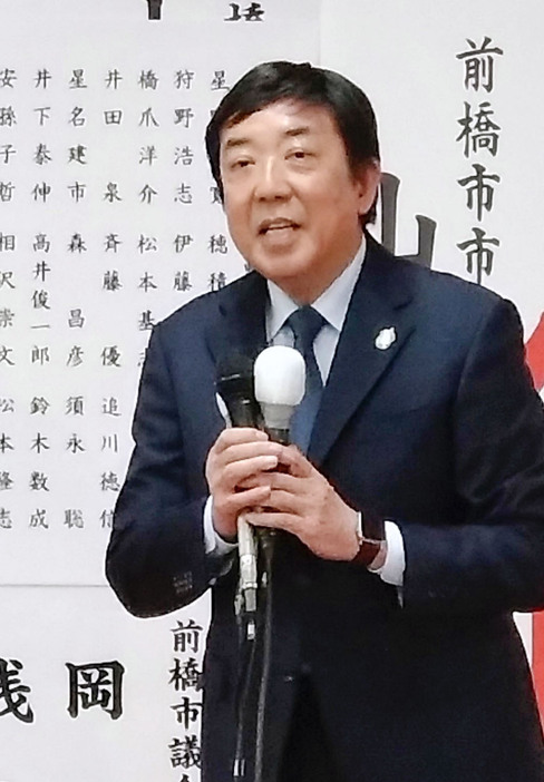 前橋市長選で落選が決まり、敗戦の弁を述べる山本龍氏＝4日夜、前橋市