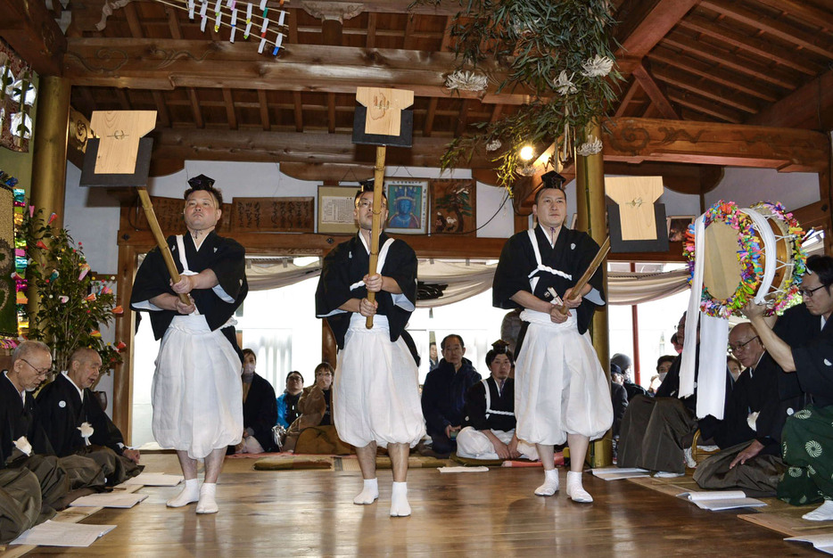 和歌山県かつらぎ町の遍照寺で5年ぶりに上演された「花園の御田舞」＝11日午後