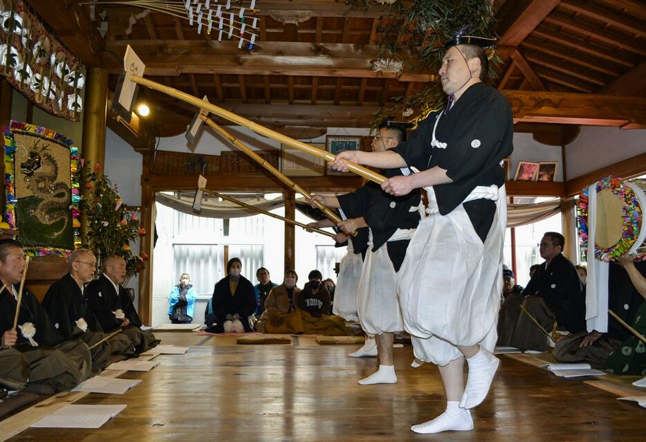 和歌山県かつらぎ町の遍照寺で5年ぶりに上演された「花園の御田舞」＝11日午後