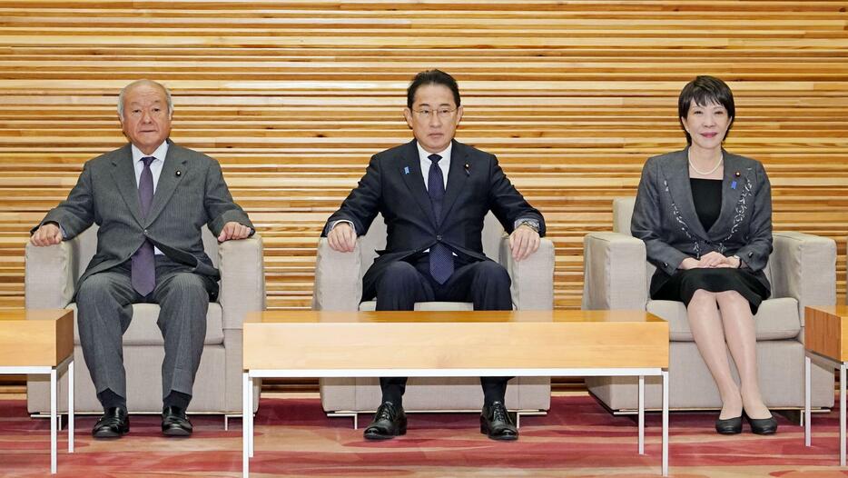 閣議に臨む（左から）鈴木財務相、岸田首相、高市経済安保相＝16日午前、首相官邸