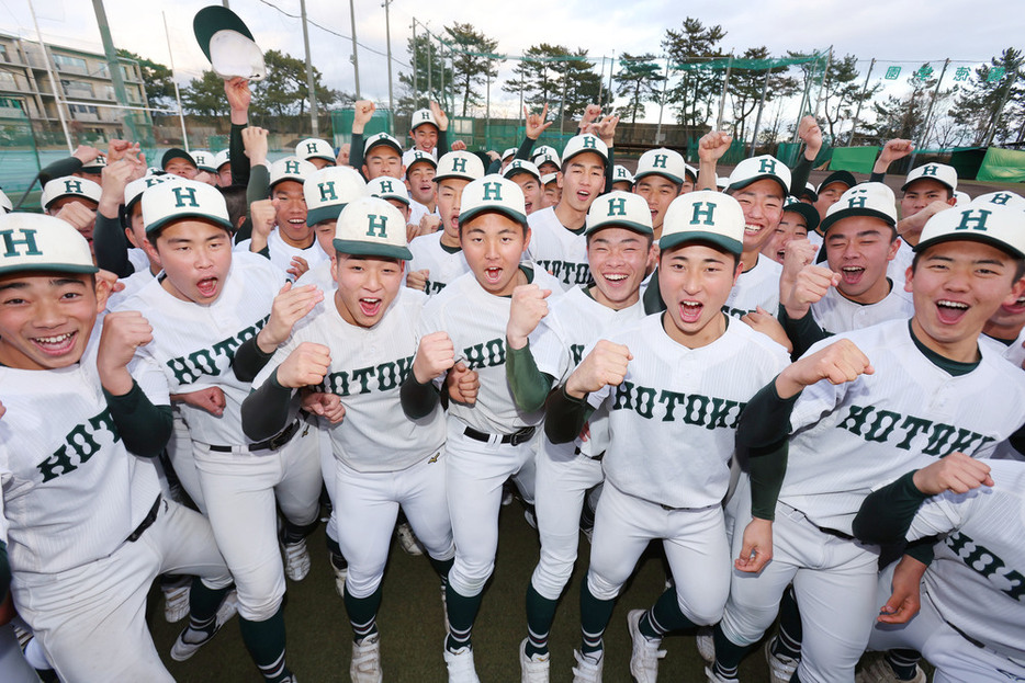 センバツ出場が決まり喜ぶ報徳学園の選手たち＝兵庫県西宮市で２０２４年１月２６日午後４時３９分、梅田麻衣子撮影