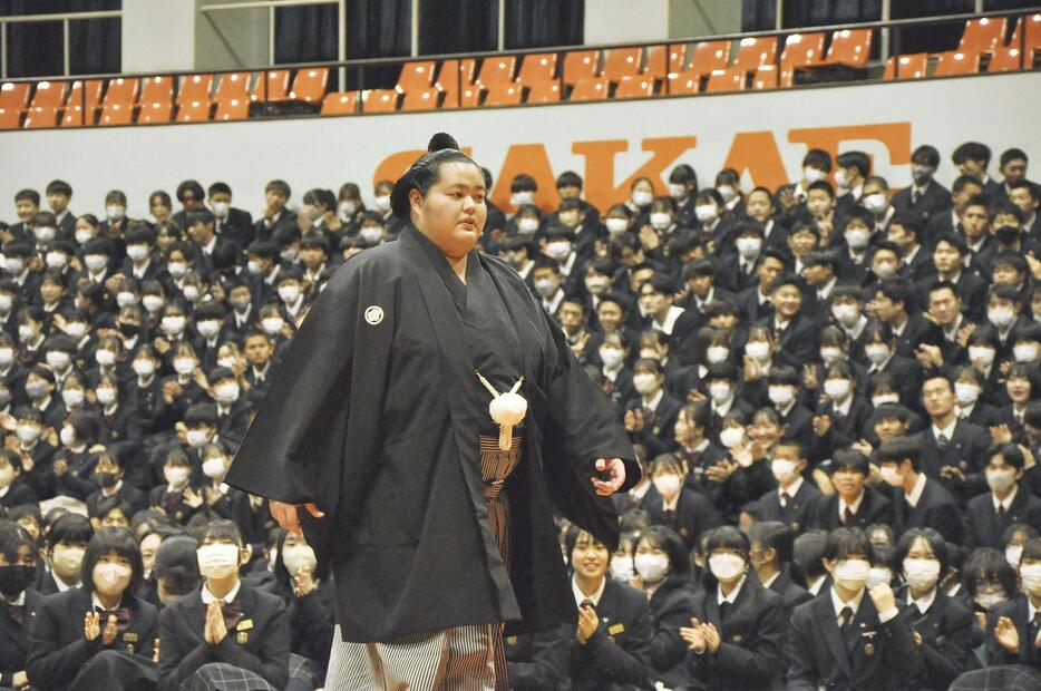 母校の埼玉栄中、高で開かれた大関昇進報告会に出席した琴ノ若＝13日、さいたま市