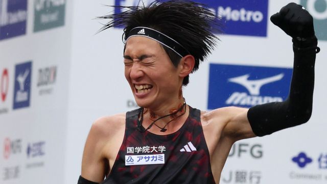 笑顔のガッツポーズを見せる國學院大學3年生の平林清澄選手(写真：日刊スポーツ/アフロ)