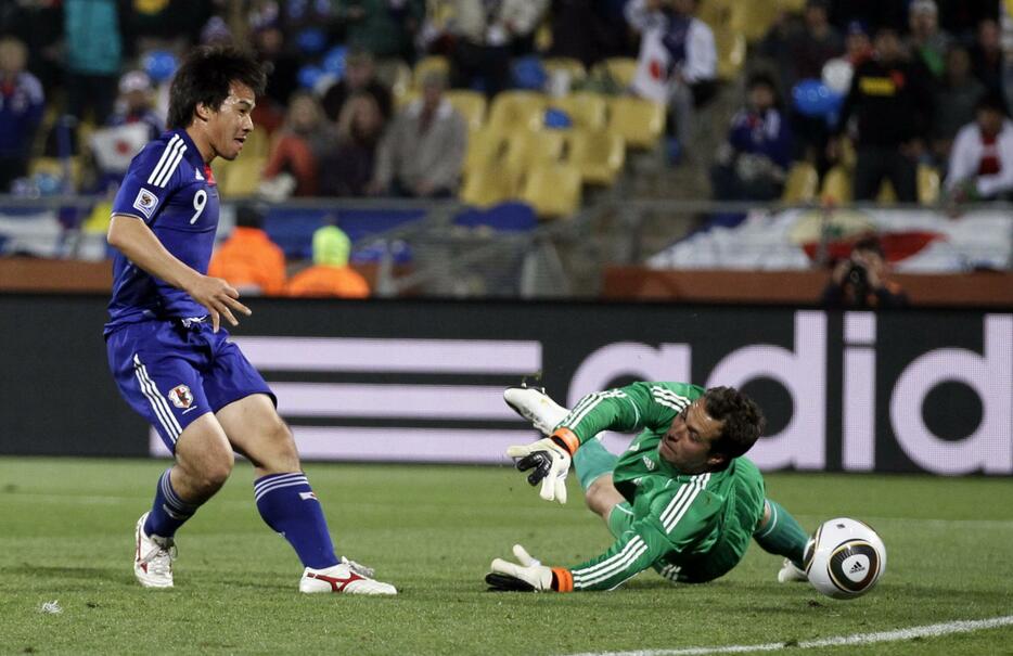 サッカーW杯南アフリカ大会のデンマーク戦でゴールを決める岡崎慎司＝2010年6月、ルステンブルグ（AP＝共同）