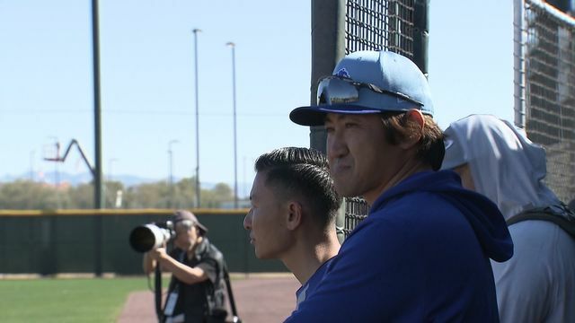 鈴木選手の練習を観察する元プロ野球選手の内川聖一さん