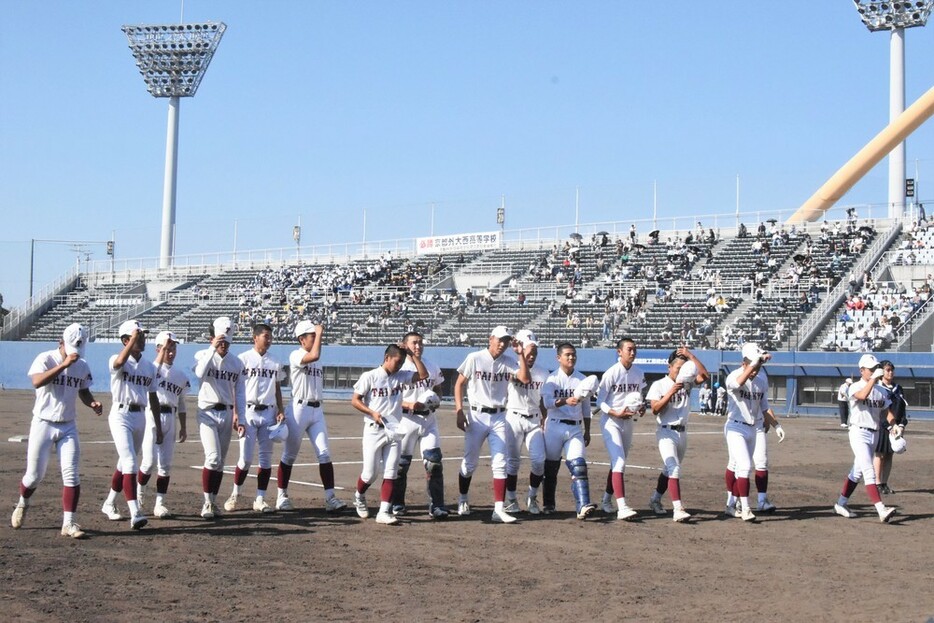 近畿地区大会の準決勝で京都外大西に敗れ、ベンチに戻る耐久の選手たち＝大阪市此花区の大阪シティ信用金庫スタジアムで２０２３年１１月３日、安西李姫撮影