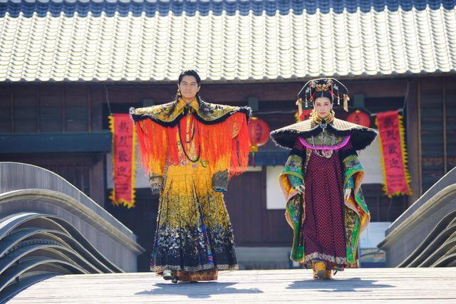 皇帝役の福山雅治さん、皇后役の仲里依紗さん