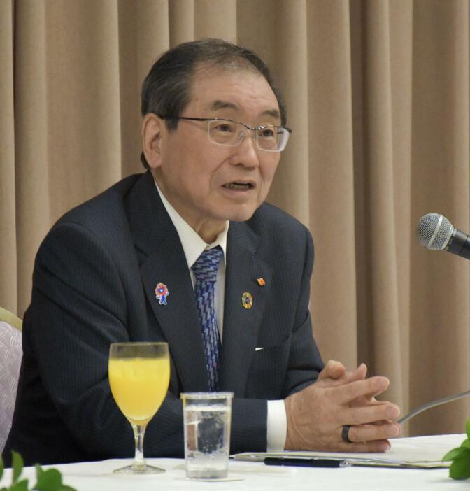 記者会見する経団連の十倉雅和会長＝21日午後、山口県宇部市