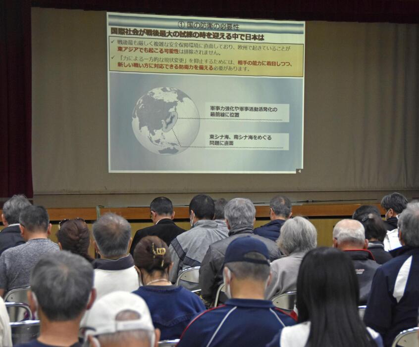 沖縄県うるま市で開かれた、陸上自衛隊の訓練場整備に関する住民説明会＝11日午後