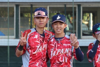 今年度の大学軟式野球日本代表でプレーした東北学院大・丸山祐人投手(右)と仙台大・嶺岸奎内野手