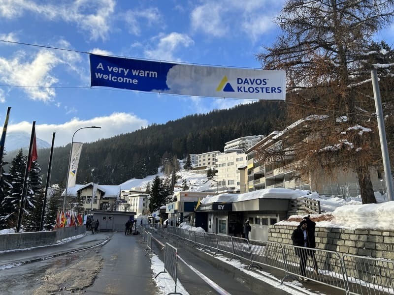 雪山に囲まれたスイス・ダボスの街並み＝１月（共同）