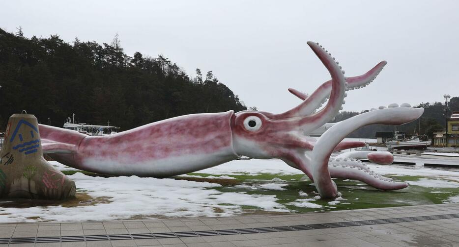 スルメイカの巨大モニュメント「イカキング」＝1月9日、石川県能登町の「イカの駅つくモール」