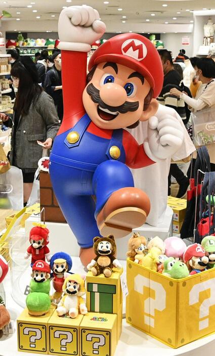 任天堂の直営店に飾られたキャラクター＝2022年11月、大阪・梅田