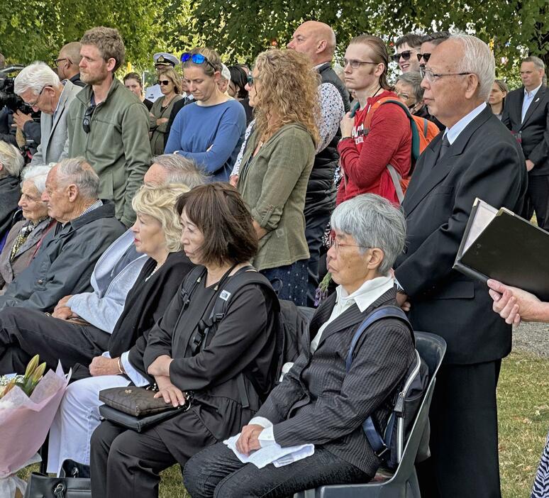 22日、ニュージーランド・クライストチャーチで開かれた追悼式に出席した故鈴木陽子さんの父喜久男さん（右端）（共同）