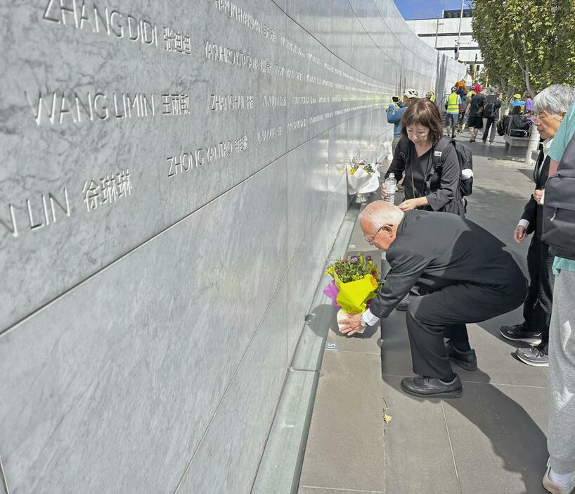 22日、ニュージーランド・クライストチャーチにある国立追悼施設で献花する故鈴木陽子さんの父喜久男さん（共同）