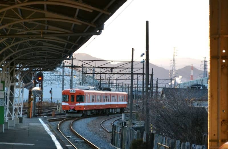 吉原駅を出発、工場群に消えて行く２両編成