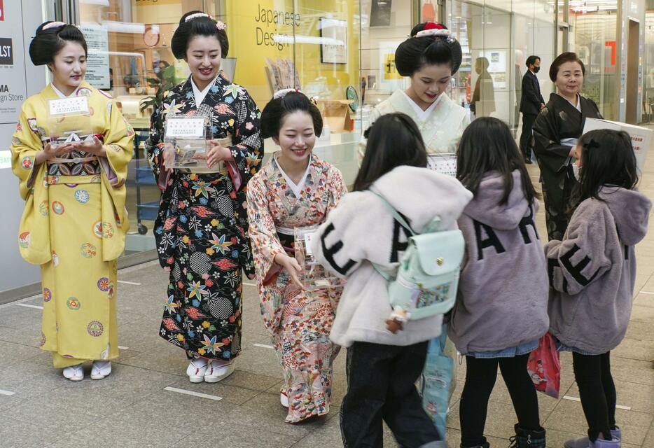 能登半島地震の被災地支援で募金活動をする舞妓の紗友美さん（左から3人目）ら＝10日午後、京都市