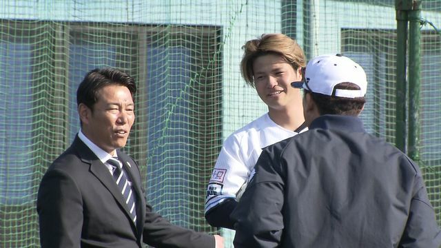 練習前に侍ジャパン・井端弘和監督と言葉を交わす西武・甲斐野央投手