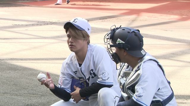 ブルペンでの投球後、キャッチャーの古市尊選手としゃがみ込み意見交換する甲斐野央投手