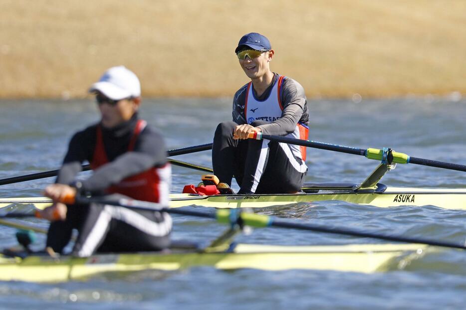 男子シングルスカル予選を終え、笑顔を見せる荒川龍太＝戸田漕艇場