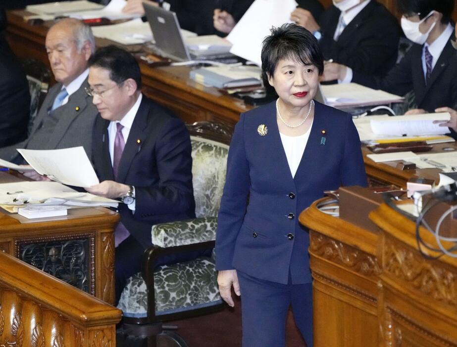 参院本会議で答弁に向かう上川外相。奥左から2人目は岸田首相＝2日午後